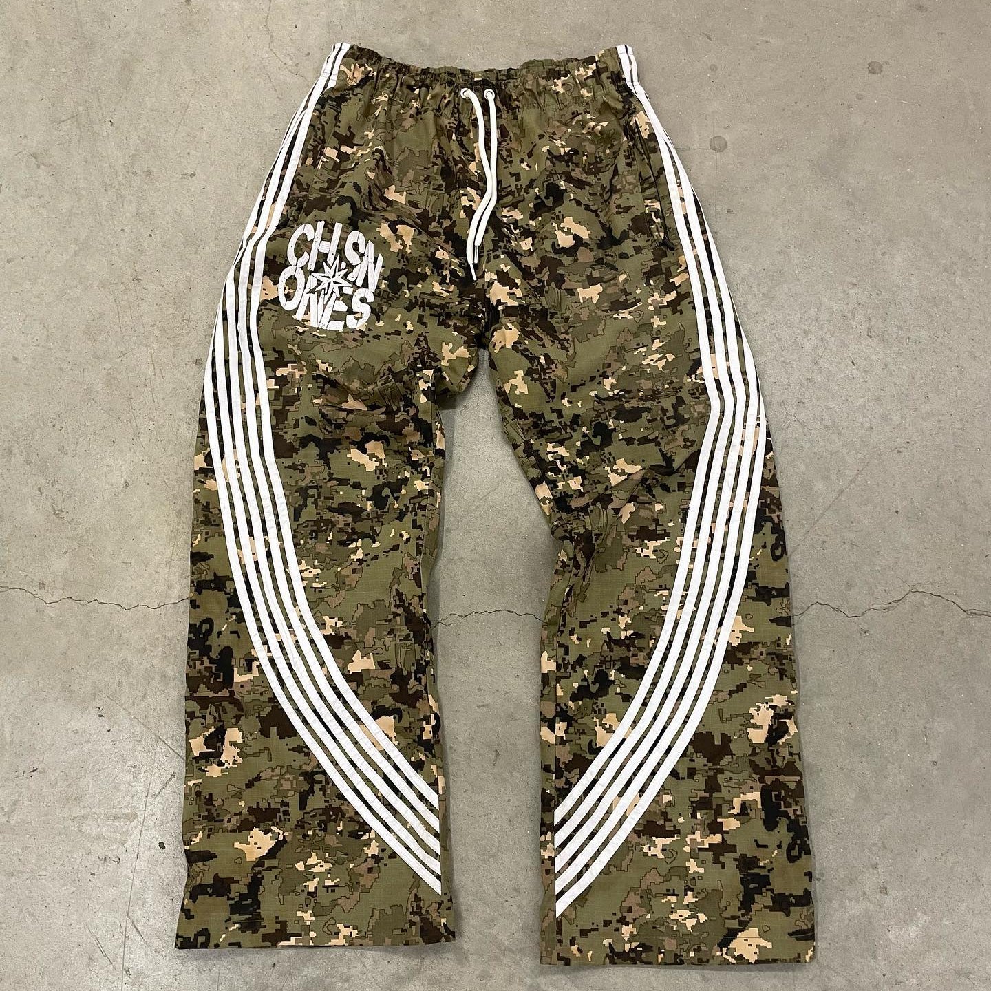 Vintage camouflage casual trousers